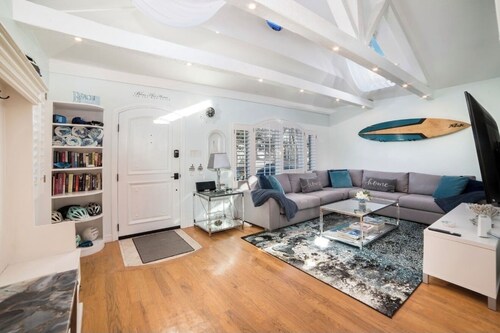 Beach Cottage - 1.5blks to Beach!