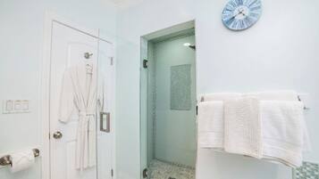Shower, jetted tub, hair dryer, towels