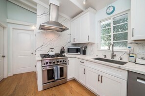 Private kitchen - Beach Cottage - 1.5blks to Beach! (Redondo Beach)