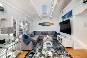 Living area - Beach Cottage - 1.5blks to Beach! (Redondo Beach)