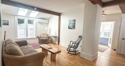 ChesterGuestHouse · Charming Chester Classic in Village Core