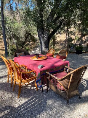 Outdoor dining - Paso Robles Wine Country 3 Bedroom Ranch House & Fire Pit (Paso Robles)