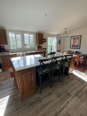 Dining - Paso Robles Wine Country 3 Bedroom Ranch House & Fire Pit (Paso Robles)