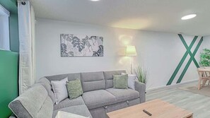 Living area - Cozy 2BR Suite Near Zoo & downtown Walk to C-Train (Calgary)