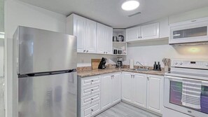 Private kitchen - Cozy 2BR Suite Near Zoo & downtown Walk to C-Train (Calgary)