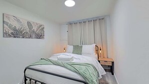 Room - Cozy 2BR Suite Near Zoo & downtown Walk to C-Train (Calgary)