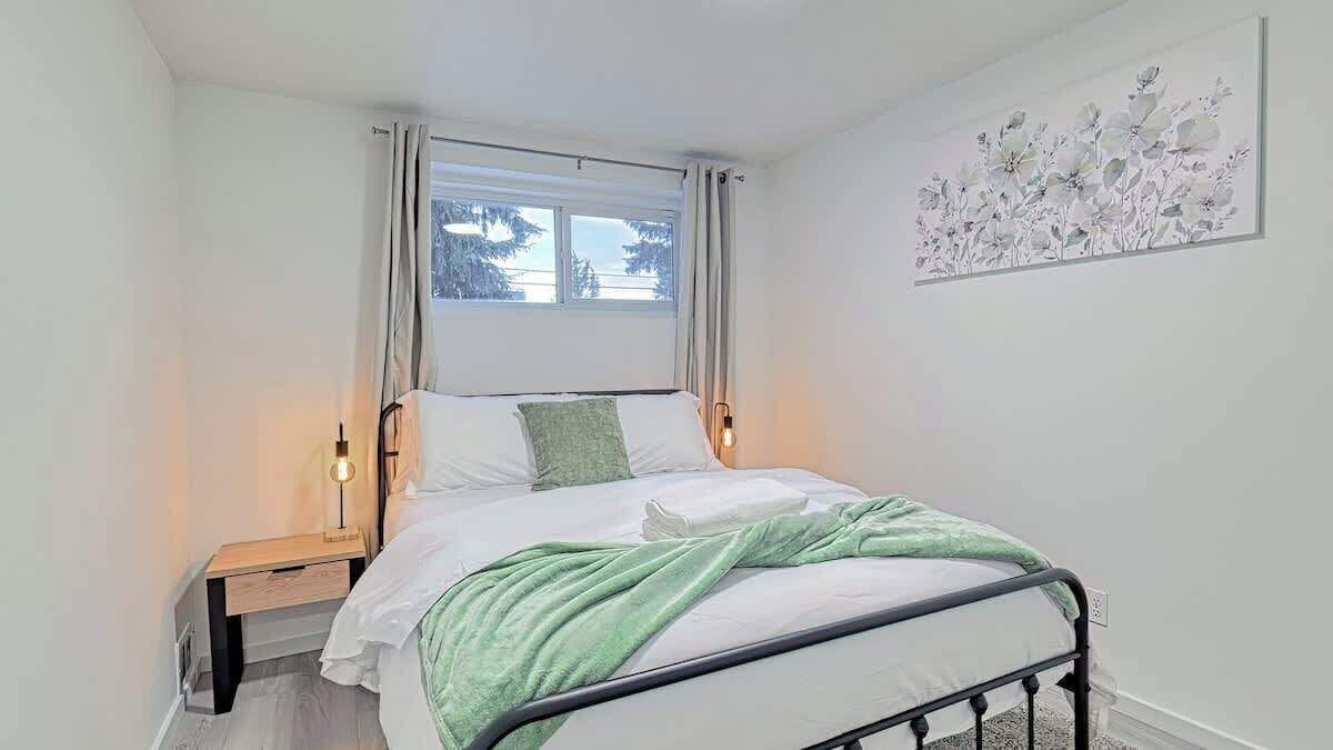 Travel crib, WiFi, bed sheets. Cozy 2BR Suite Near Zoo & downtown Walk to C-Train