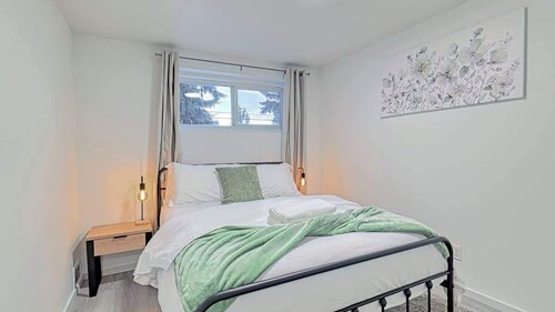 Cozy 2BR Suite Near Zoo & downtown Walk to C-Train