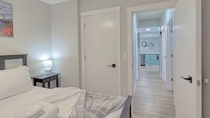 Travel cot, WiFi, bed sheets - Modern 3BR Suite Steps to C-Train Near Zoo & DT (Calgary)
