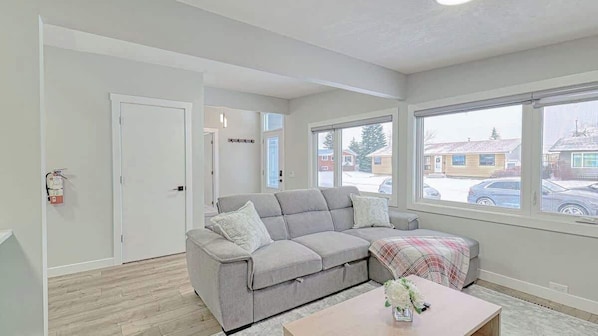 TV - Modern 3BR Suite Steps to C-Train Near Zoo & DT (Calgary)