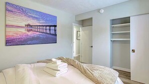 Travel crib, WiFi, bed sheets