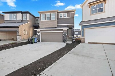 Modern 2BR Suite Private Entry Spruce Meadows