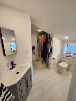 Shower, towels, shampoo - 349 Reber Sunset Studio (Willsboro)