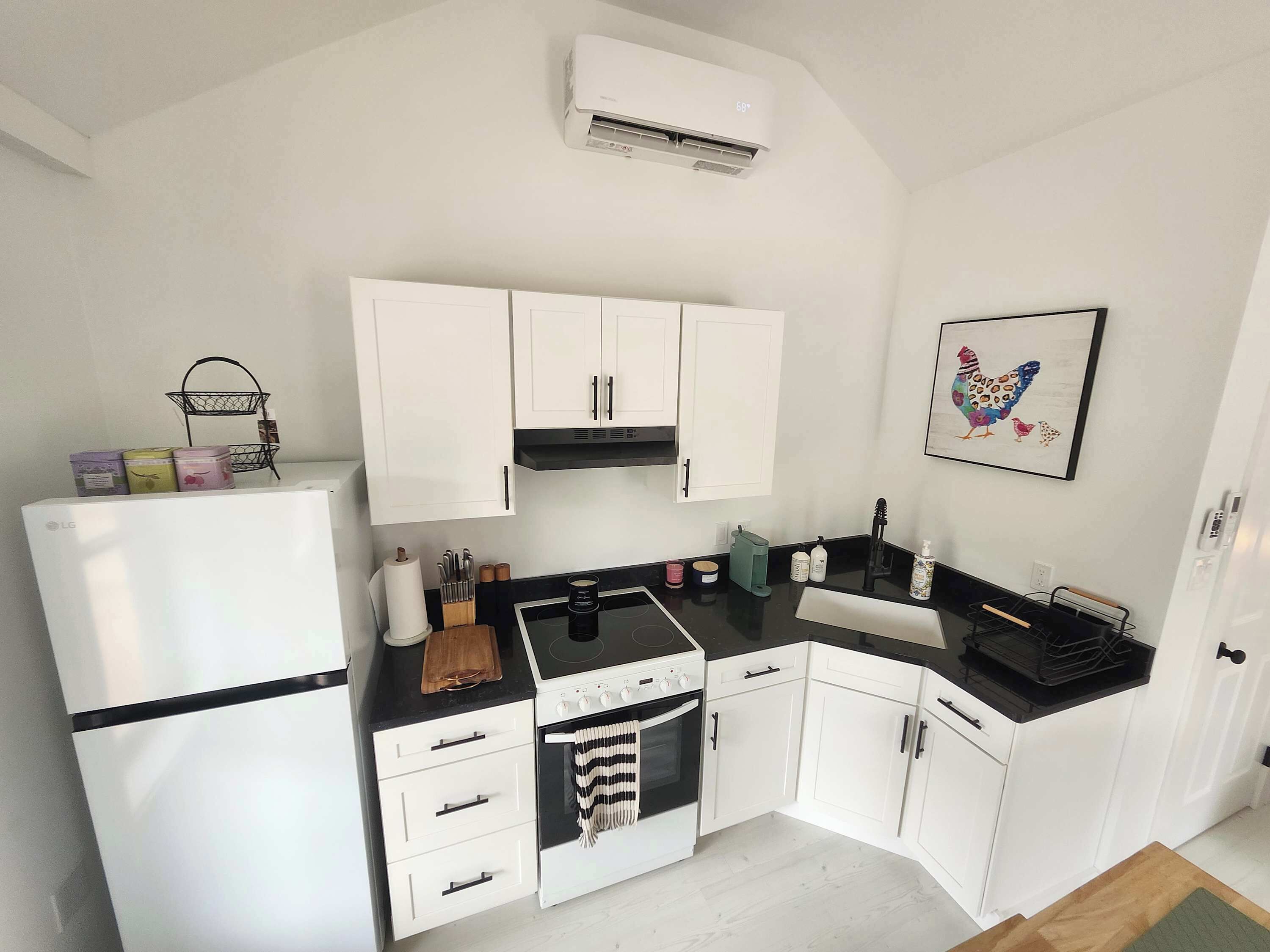 Fridge, oven, stovetop, coffee/tea maker