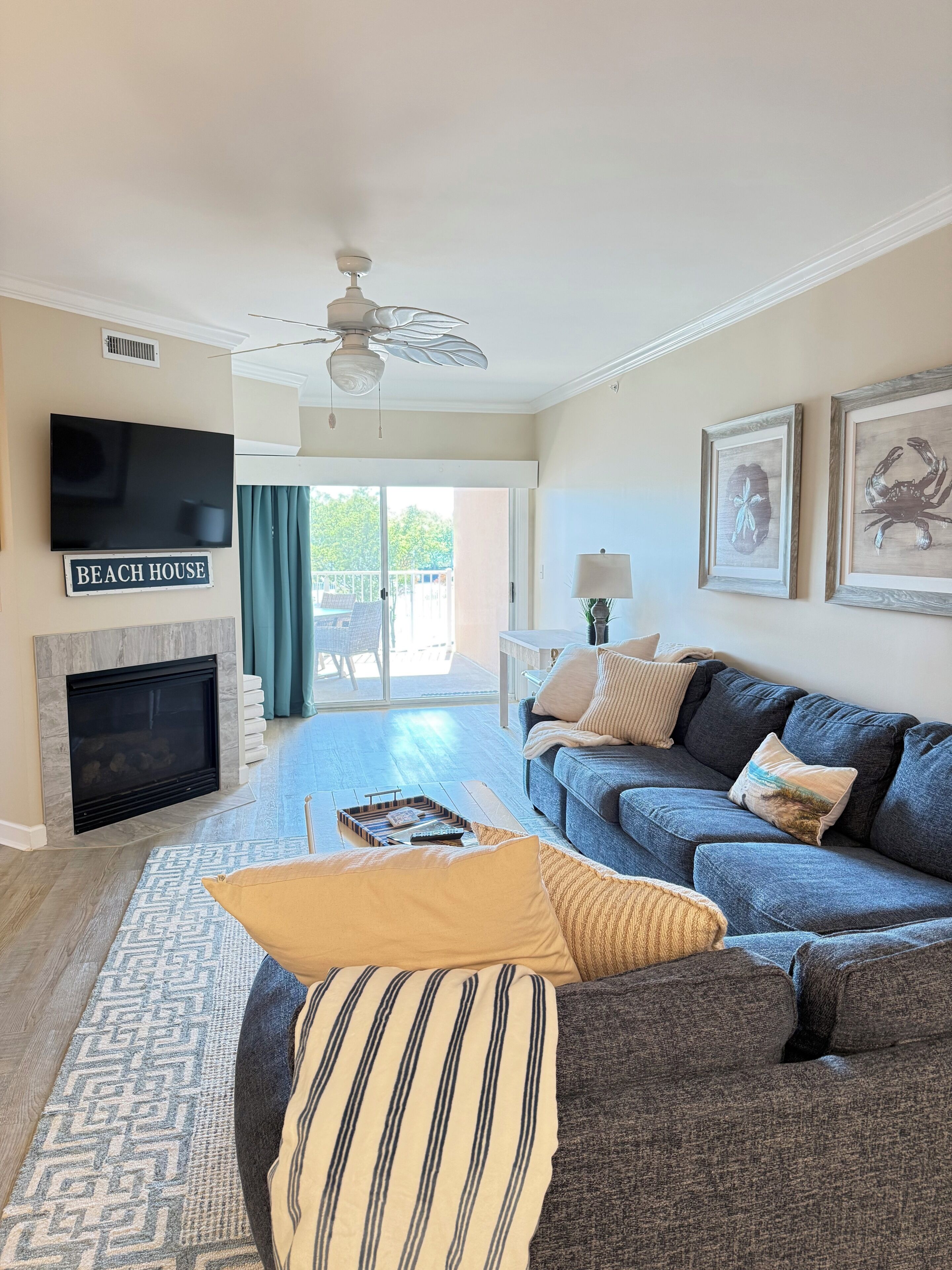 Smart TV, fireplace