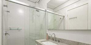 Premium-Apartment, Poolzugang, Stadtblick | Badezimmer | Dusche, Handtücher