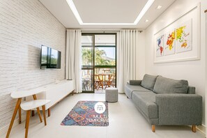 Premium Apartment, Pool Access, City View | Ruang tamu | 40 inci televisyen dengan digital 
