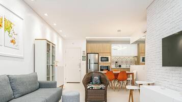 Apartamento premium, acesso à piscina, vista para a cidade | Área de estar | TV 40 polegadas com canais digitais