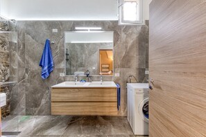 Shower, hair dryer, towels - Holiday Home 'People’s House Casa Vacanze' with Balcony, Wi-Fi and Air Conditioning (Presicce-Acquarica)