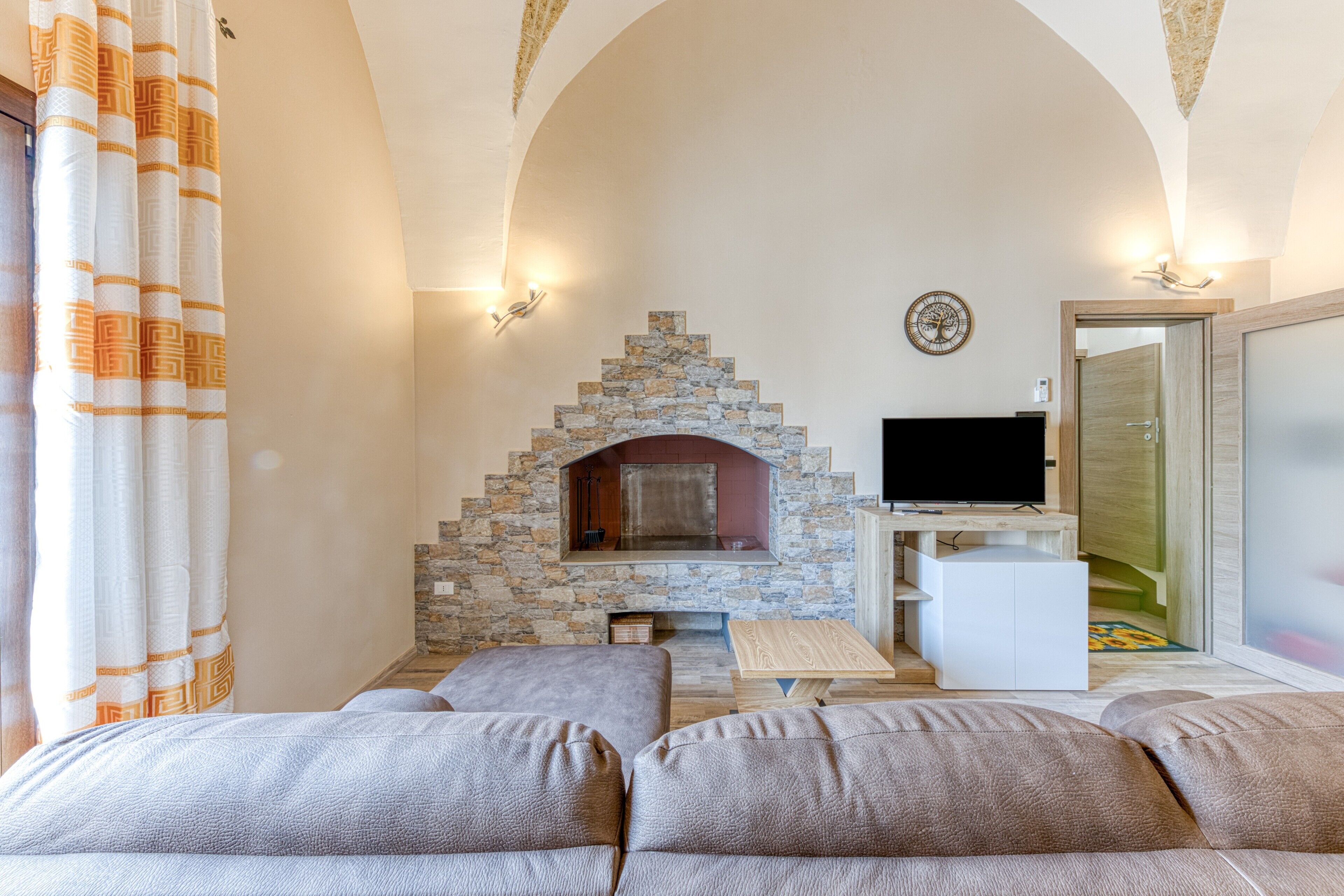 TV, fireplace