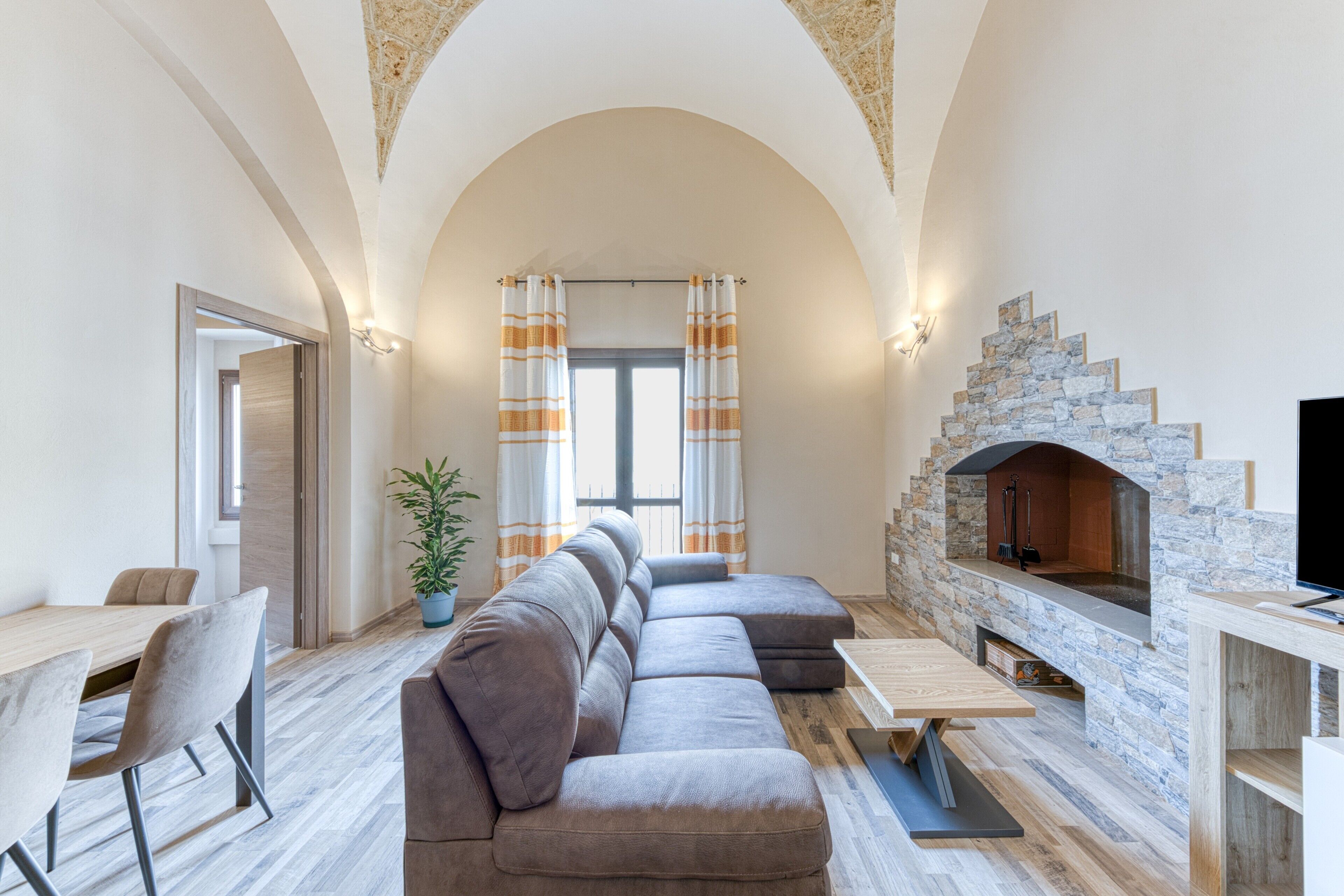 TV, fireplace