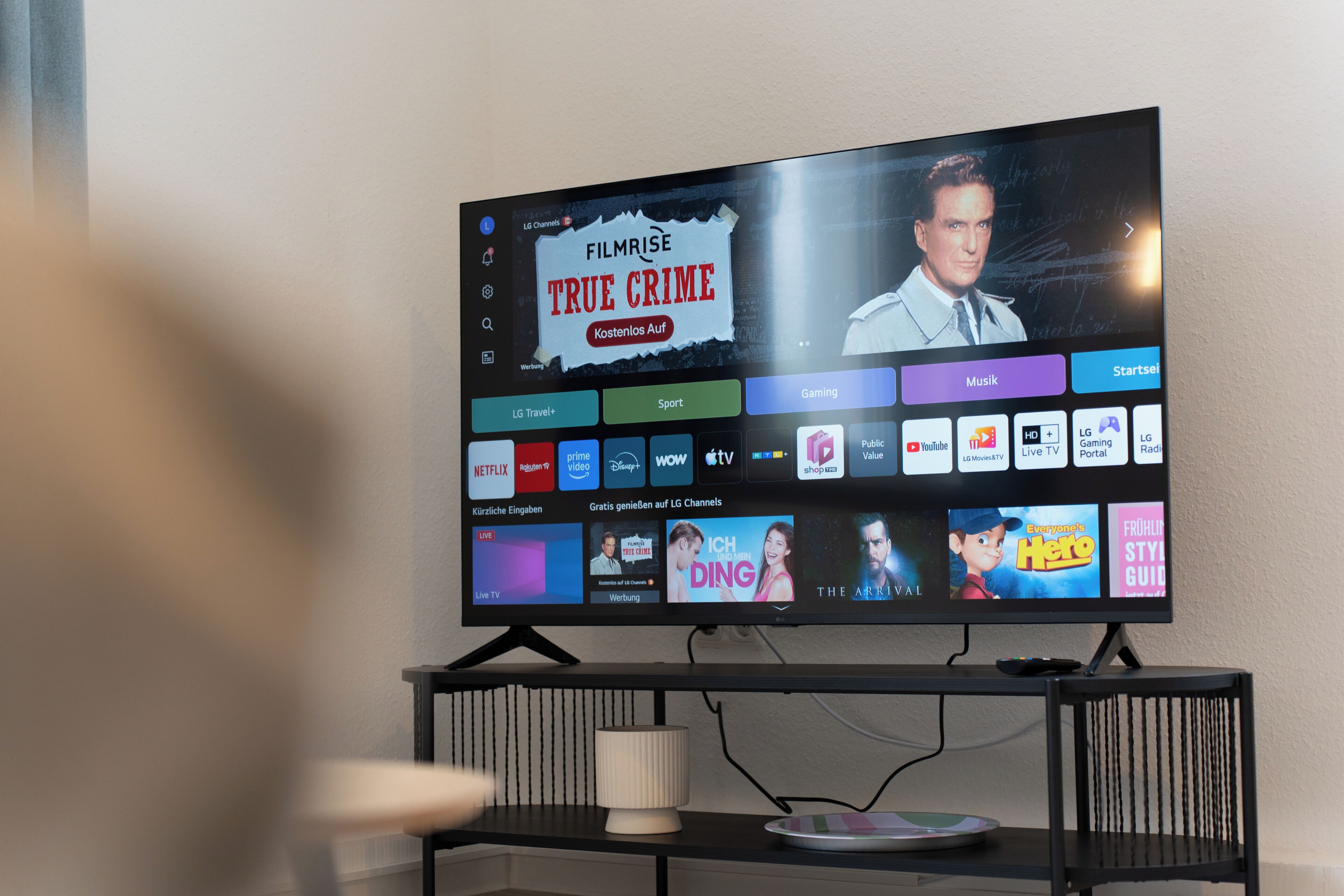 Un téléviseur affichant un menu de sélection de films proposant différentes options.