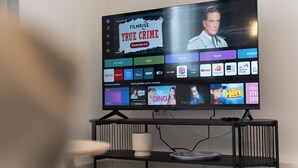 Ein Fernseher zeigt ein Filmangebot mit verschiedenen Optionen.