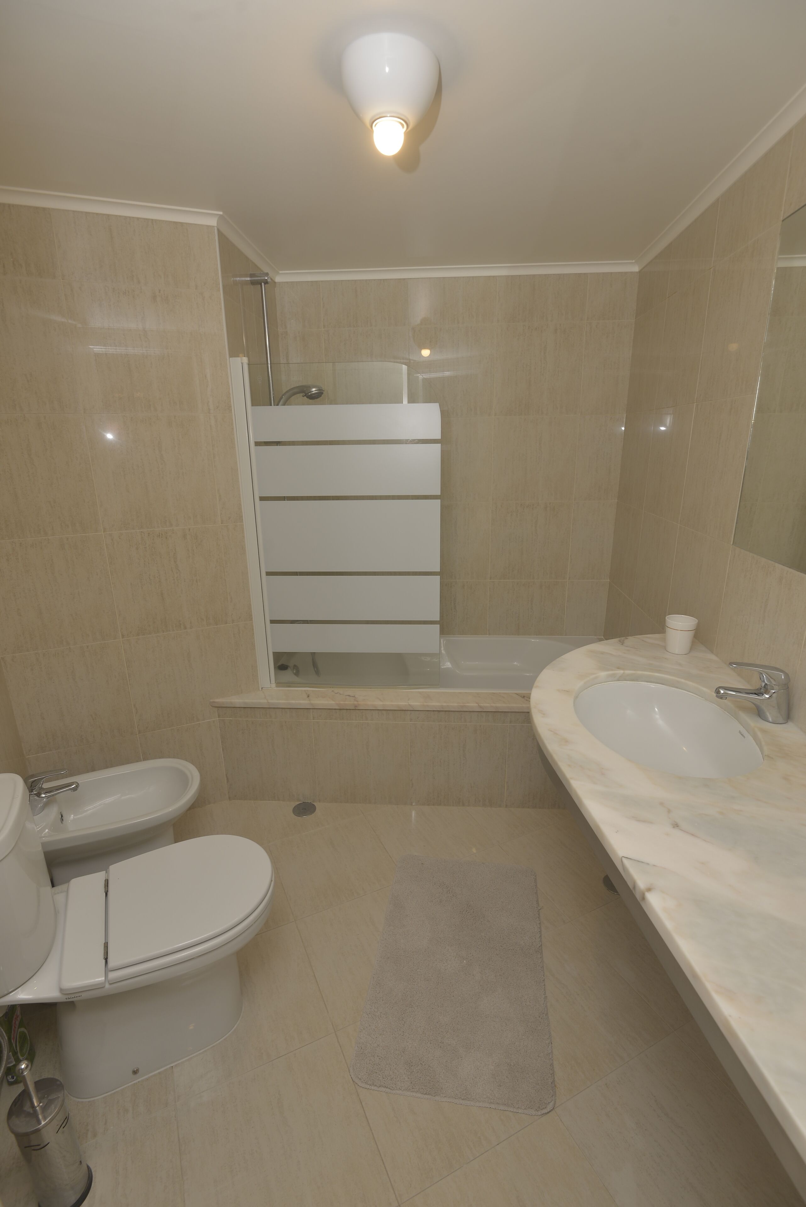 Dusche, Bidet, Handtücher, Seife