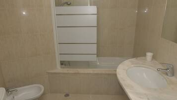 Dusche, Bidet, Handtücher, Seife