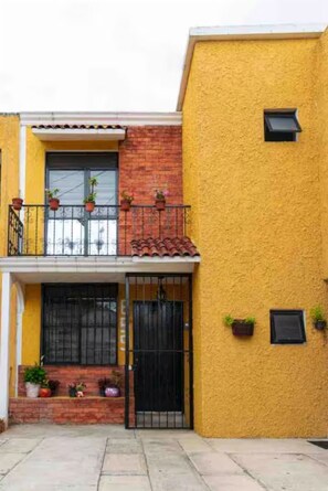 Exterior detail - Casa AMAR-i-LLA - Centrally located and with A/C (Guadalajara)