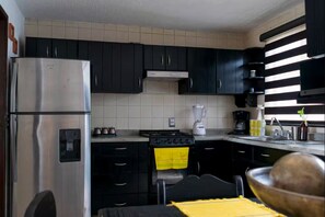 Private kitchen - Casa AMAR-i-LLA - Centrally located and with A/C (Guadalajara)
