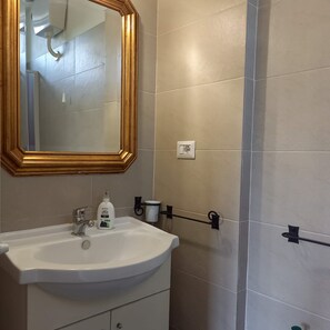 Kahden hengen classic-huone (yksi tai kaksi sänkyä), näköala puutarhaan | Kylpyhuone