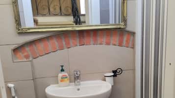 Classic Room, Garden View | Bathroom