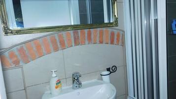 Classic-Zimmer, Gartenblick | Badezimmer | Dusche, Haartrockner, Handtücher, Seife