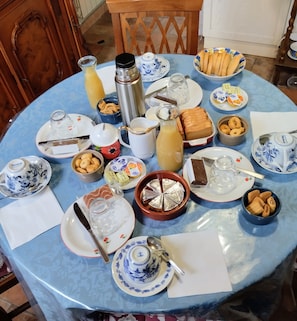 Free daily buffet breakfast - CHARMING LUCCA (Lucca)