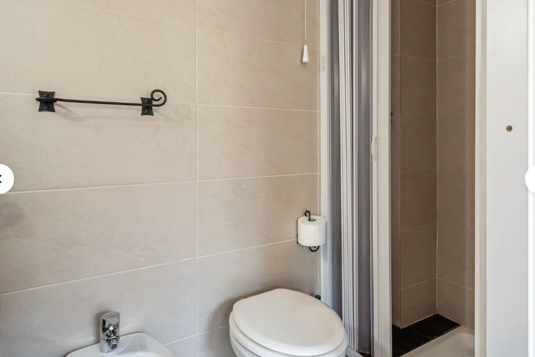 Ein Badezimmer mit Toilette, Bidet und Duschbereich.