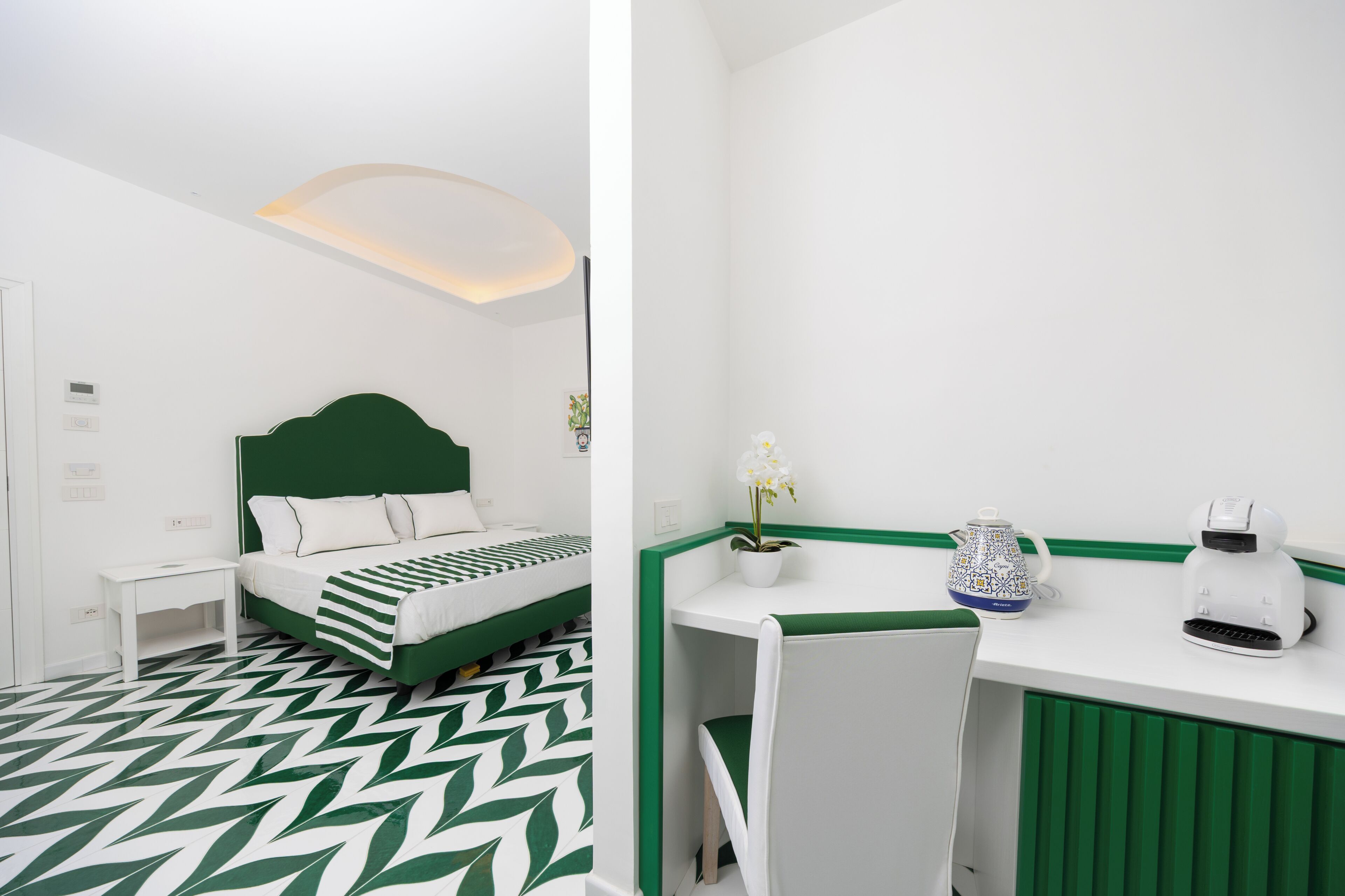 Luxury Room | Minibar, in-room safe, desk, blackout drapes