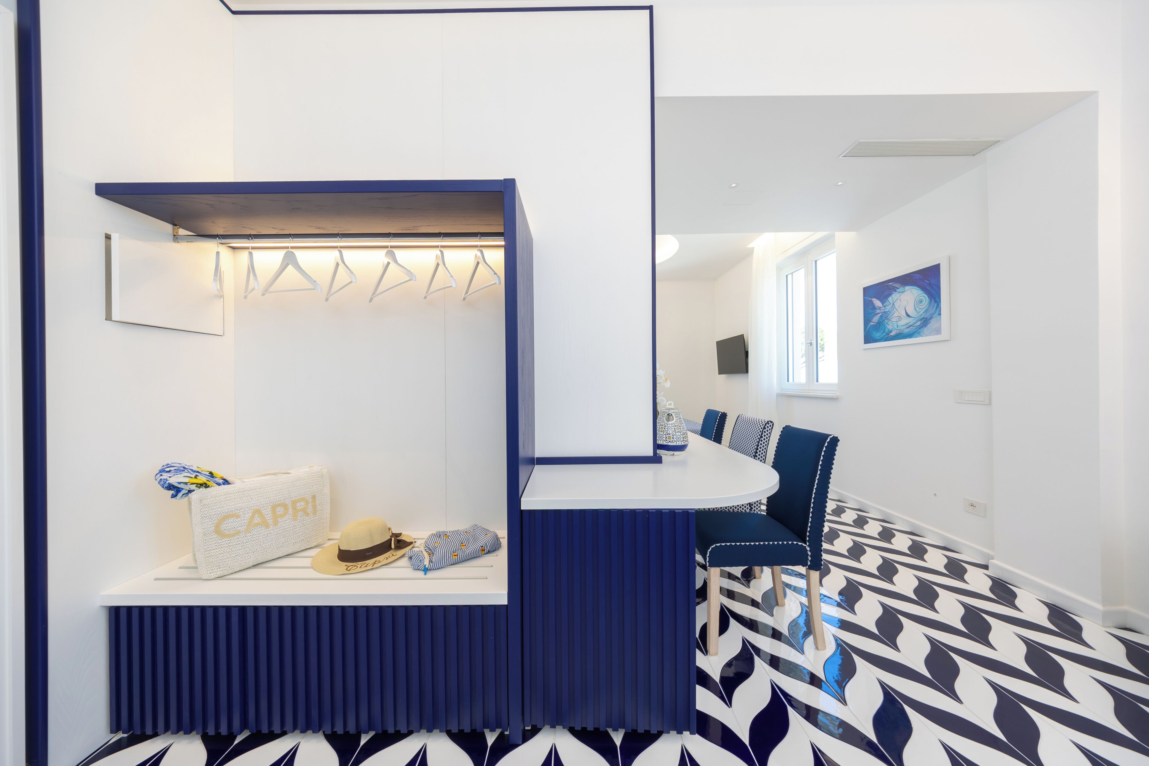 Luxury Room | Minibar, in-room safe, desk, blackout drapes