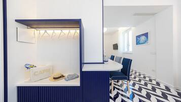 Luxury Room | Minibar, in-room safe, desk, blackout drapes