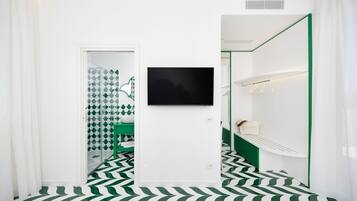 Luxury Room | Minibar, in-room safe, desk, blackout drapes