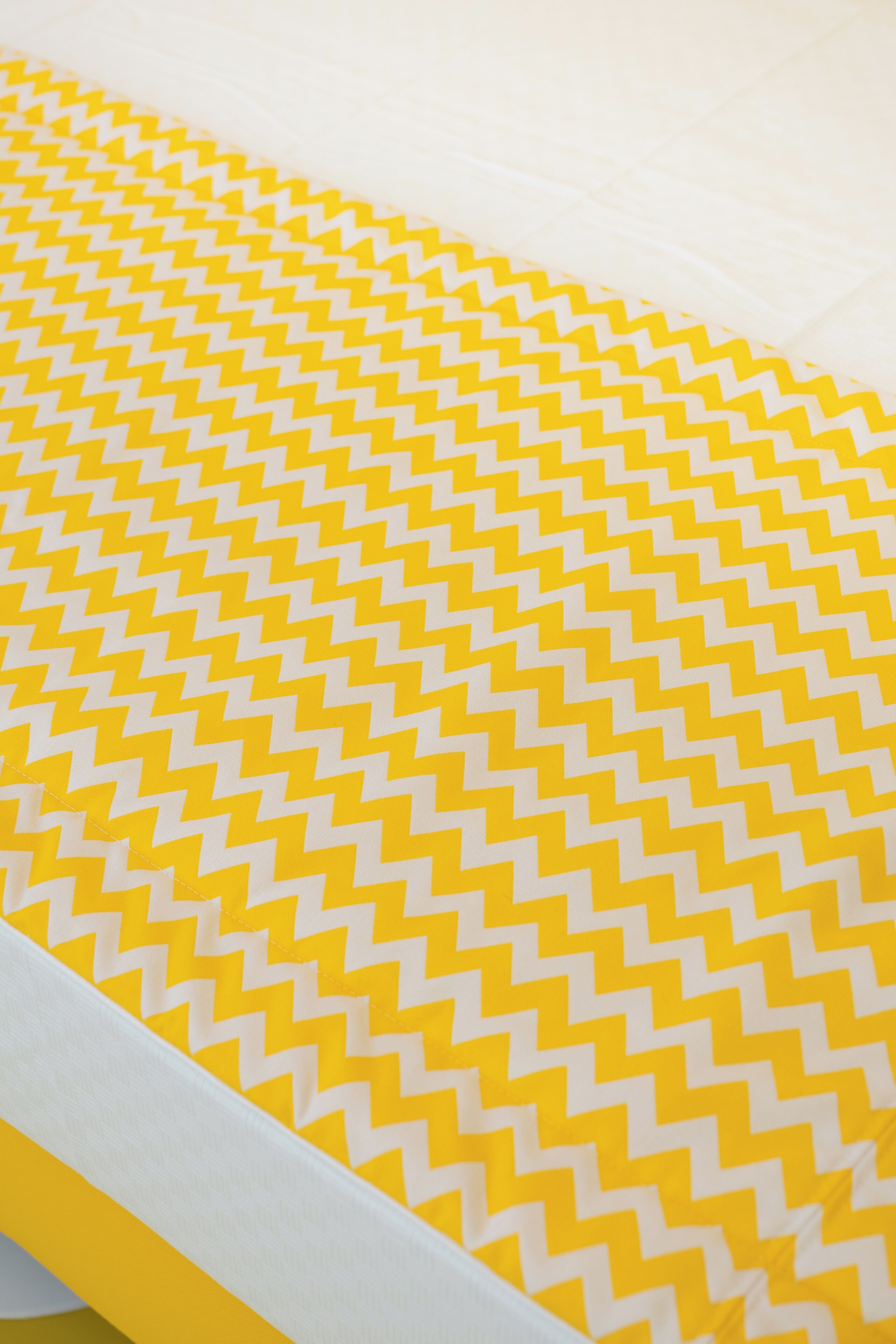 Un tissu à motifs avec un dessin en zigzag.