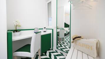 Luxury Room | Minibar, in-room safe, desk, blackout drapes