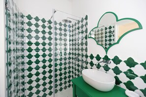 Habitación de lujo | Baño | Regadera, secadora de cabello, pantuflas, toallas 