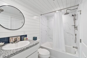 Shower, hair dryer, towels, shampoo - De La Float - Floating House on Lake Cumberland (Russell Springs)