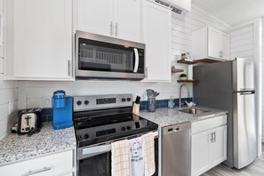 Fridge, microwave, oven, stovetop - De La Float - Floating House on Lake Cumberland (Russell Springs)