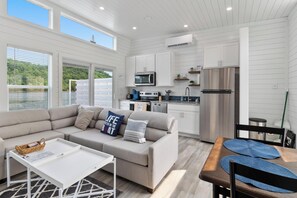 Interior - De La Float - Floating House on Lake Cumberland (Russell Springs)