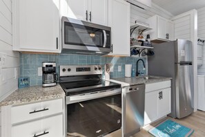 Fridge, microwave, oven, stovetop - Flip Flops & Sunset Views (Russell Springs)