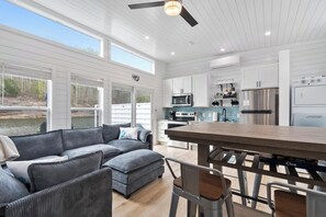 Fridge, microwave, oven, stovetop - Flip Flops & Sunset Views (Russell Springs)