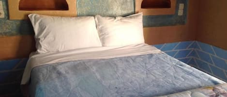 Habitación doble, patio, vista al jardín | Insonorización y tabla de planchar con plancha