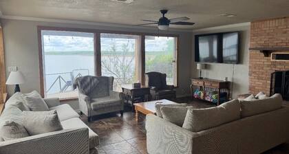 3-bedroom house in adorable Cisco with cool AC and charm
